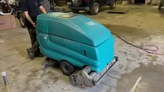 Tennant 5700 ES Cylindrical Floor Scrubber