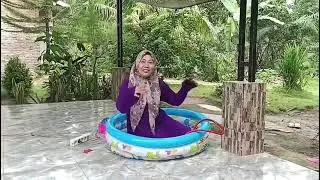 Drama parodi..!! tingkah lucu mama tiup balon dan dudukin balon jumbo dalam kolam karet 