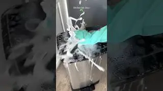 Kitchen bin clean 💚 #cleantok #cleaning #sudsy #kitchen #bin #home #sudsycleaning #asmr #fyp #viral
