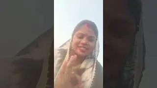 खेत पर गाजर खोदने गई,