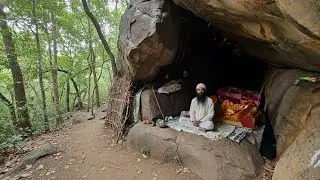 चट्टान के नीचे  तपस्या कर रहे बाल वैरागी संत// एकांत जंगल में 