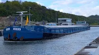 Binnenvaartschip de GUNA vaart de sluis van TERNAAIEN uit.