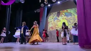 La bella y la bestia, performance talento normalista 2025, segundo semestre, sección C.
