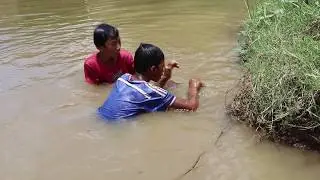 New Khmer Fishing Trap Kva - Amazing Poor Children Use Kva Hook Fish & Frog Inside Hole In Cambodia