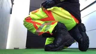 Worker in Magnum Stealth-Force Safty-Boots on Foot