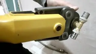 Пресс REMS в работе в санузле
