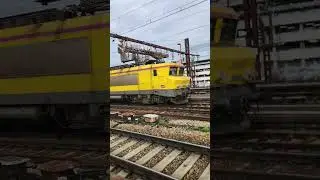 жёлтый BB22200 и серый BB7200 с пассажирским составом