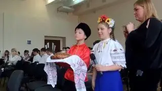 Реконструкция обычая встречи гостей хлебом - солью.