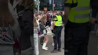 Swifties Share Friendship Bracelets with Security Guards at Taylor Swift Eras Tour! 🎶💖