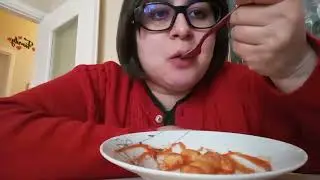 MUKBANG - potato gnocchi with ready-made sauce + salad and half a sausage + banana and orange