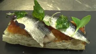 Tostada de sardinas y tomate confitado