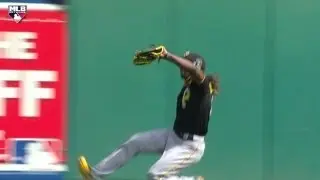 PIT@STL Gm2: McCutchen robs Molina with sliding catch