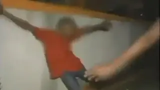 MENINO &Eacute; ATACADO E ARRASTADO POR FANTASMA AO VIVO!