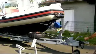 Mise sur bers / chandelles remorque SATELLITE d'un bateau semi-rigide