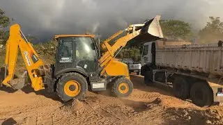 A frota de maquinas pesadas da prefeitura de araruna ainda continua nos serviços no sitio limao