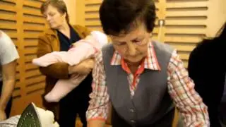 SLOVÁCKO - Tvůrkyně krojů: paní Anna Bobčíková ukazuje žehlení kroje (www.SlovackoDNES.cz)