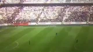 En DFG supporter f&ouml;rs&ouml;ker ta Firman Boys banderoll (AIK - Djurg&aring;rdens IF 27/8-17)