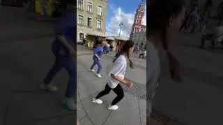 Наши девочки могут зажечь даже в центре Питера))  