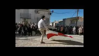 La tradición de “jugar la bandera” en Huesa