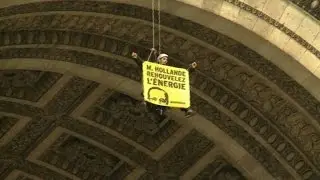 COP21: A Greenpeace demo at the Arc de Triomphe
