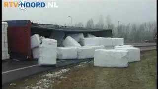 Vrachtwagen gekanteld op afslag N33 naar Appingedam