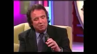 Dyango canta en vivo en tv de chile una cancion de la barra de universidad de chile el leon