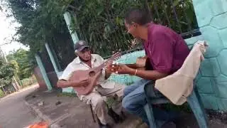 Luis Ron desde San José de Guaribe tocando una buena bandola con un paisano de por ahí...