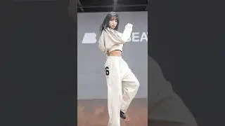 감춰둔 손톱을 드러내는🐈&zwj;⬛ #BODY #세영 #Seyoung