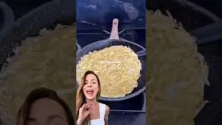 Panqueca de mandioca ralada na frigideira