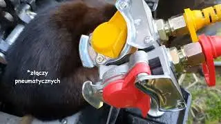 Podłączanie złącza pneumatycznego przyczepa - ciągnik | Farmtrac 675DTN