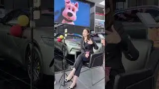 美女直播时出现失误，观众目不转睛