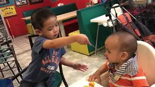 Little Shaolin feeds his brother แผ่นดินป้อนข้าวน้อง