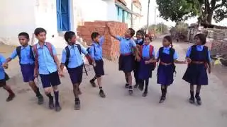 Presentation of the song through children to enter the school C.G. Government