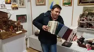 Lorenzo con l'organetto (6)