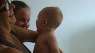 Lorenzo Quinteiro 21 Gargalhando com a Vovó Neiva e a Mamãe.MP4