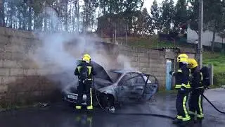 Arde un coche por completo en Mourente