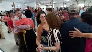 muita dança e alegria no matine em Dois Vizinhos clube da cidade Sul com marcos e margarida.