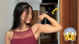 Красивая девушка с отличными бицепсами!