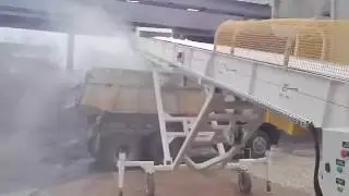 Unloading of wagon with moving conveyor