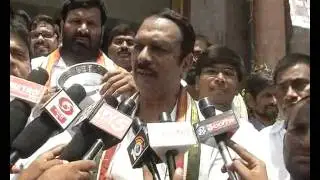 Congress Leaders Dharna In Gunfoundry Sbi Bank