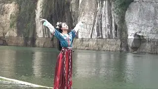 GLOBALink | Female dancer goes viral after performing single bamboo drifting on water