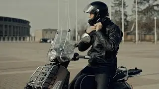 Retro Helm und Kleidung für Vespa Fahrer