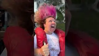 Самая бесстрашная операторша аттракциона в истории! (Её реакция бесценна)