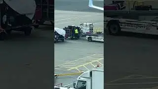 Luggage 🧳 loading at the airport!! 🤩👍🏽  #shorts #airport #loader #viral #wow #planelovers