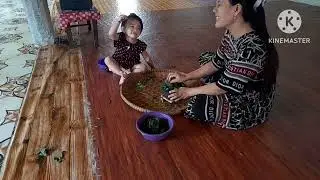Mash cassava leaves while learning Math Count 1-10 😂 Dayak Iban's Village