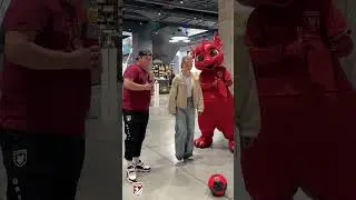 ЧЕЛЛЕНДЖ В ТОРГОВОМ ЦЕНТРЕ | CHALLENGE IN THE SHOPPING CENTER #shorts #football #trend