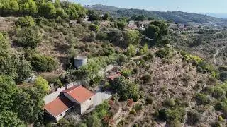Terreno panoramico con fabbricati entrostanti a Cipressa