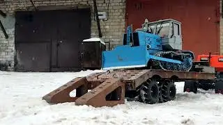 КАМАЗ 5425 с тралом везёт трактор. Т-150 на гусеницах.