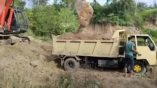 Proses muat tanah timbunan berpasir dengan excavator hitachi
