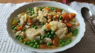 Suppe Grie&szlig;nockerl zu Mittag Erbsensuppe Erbsen Karotten Backerbsen Zwiebeln